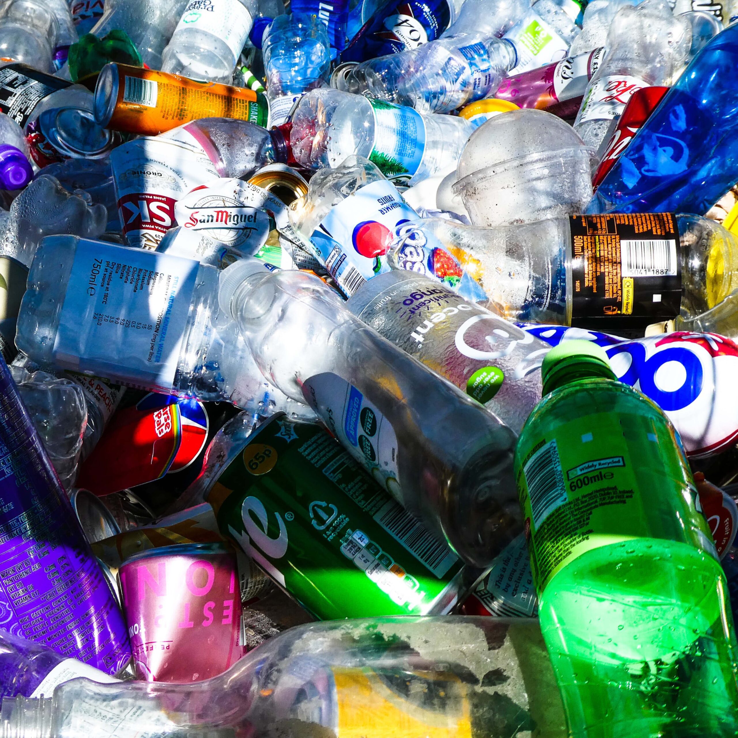 De maand mei is bestempeld als ‘Mei Plasticvrij’. Een maand waarin we erbij stil staan hoe groot de impact is van onze plastic consumptie op het milieu.